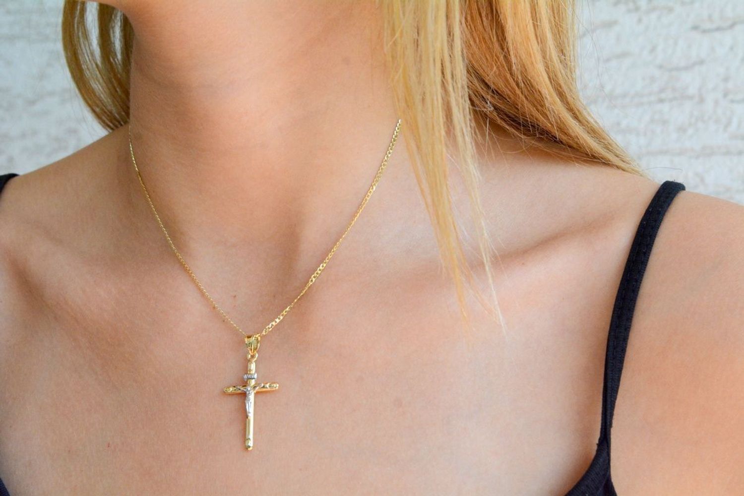 Złota zawieszka krzyżyk 585 z wizerunkiem Jezusa ZA 378B 585. Złoty krzyżyk 585. Złoty krzyżyk zawieszka do łańcuszka. Złota zawieszka krzyżyk. Złoty krzyżyk 585 z wizerunkiem. Krzyżyk złoty na prezent..jpg